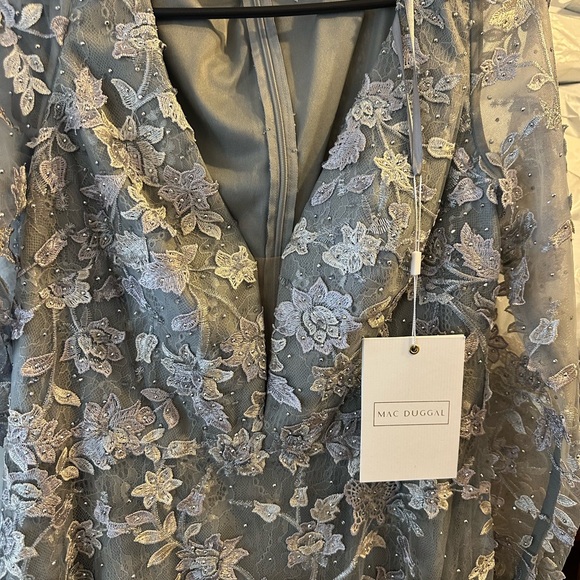 ✔️#68B/88B BNWT MAC DUGGAL
Floral Applique Long Sleeve Illusion Gown #70224 - Picture 4 of 10